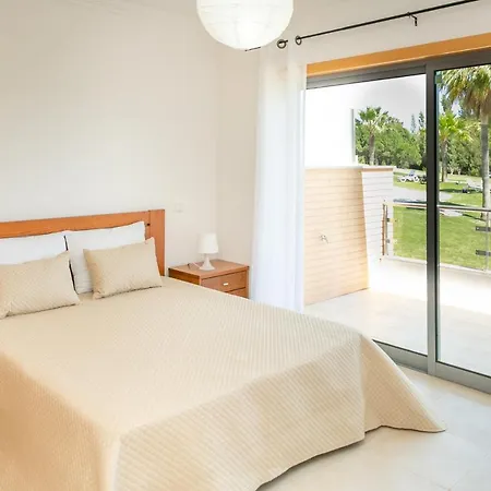 Sunny Apartment Facing The Garden And Pool