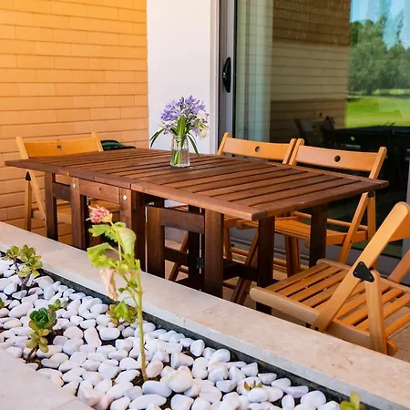 Sunny Apartment Facing The Garden And Pool شقة