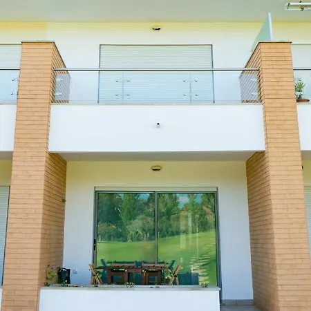 Sunny Apartment Facing The Garden And Pool شقة *