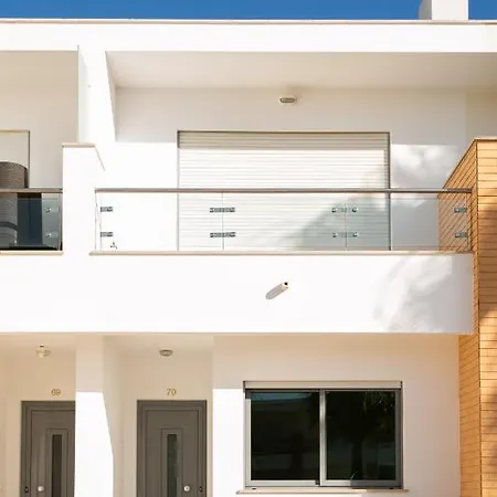 Sunny Apartment Facing The Garden And Pool شقة *